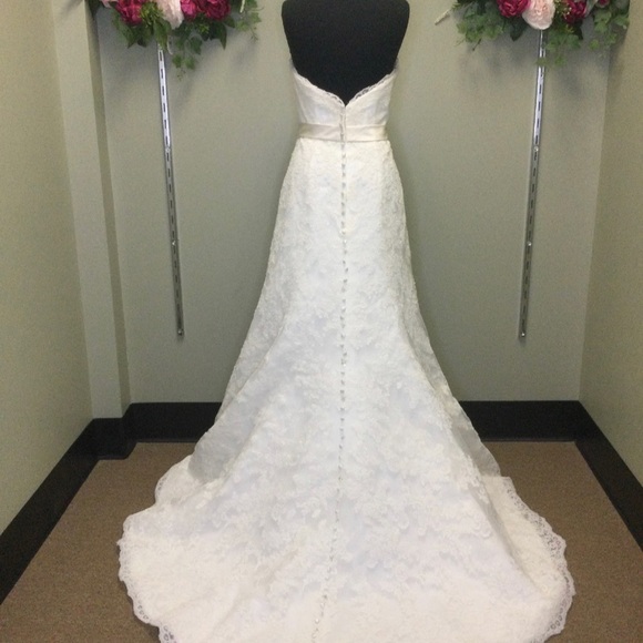 Gorgeous Allure Romance Wedding Dress Size 14, Store Sample, On Sale !! - Picture 3 of 4